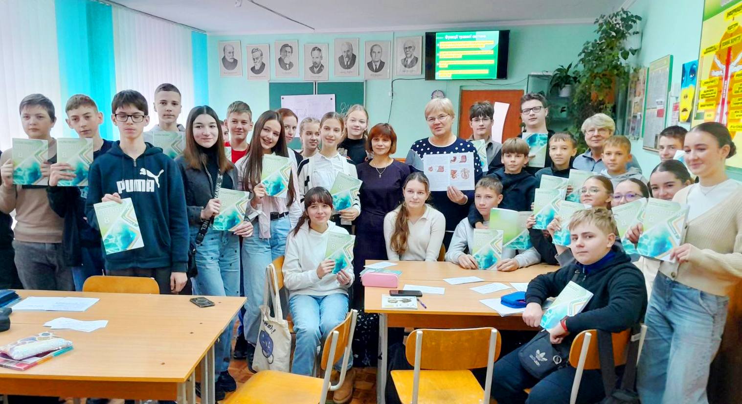 Спільне фото учасників апробації підручника біології для НУШ у 8 класі ЗОШ №26 з авторами